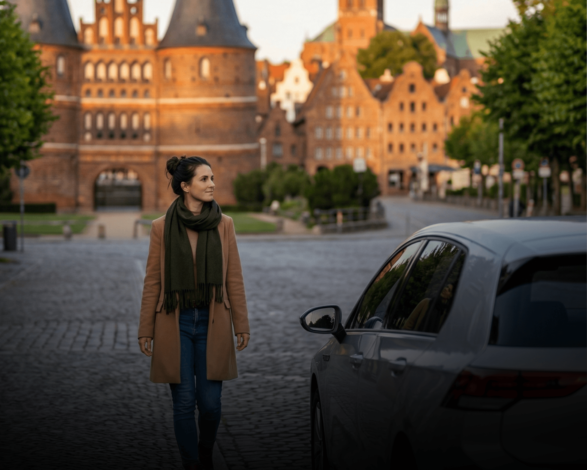 Frau vor dem Holstentor in Lübeck